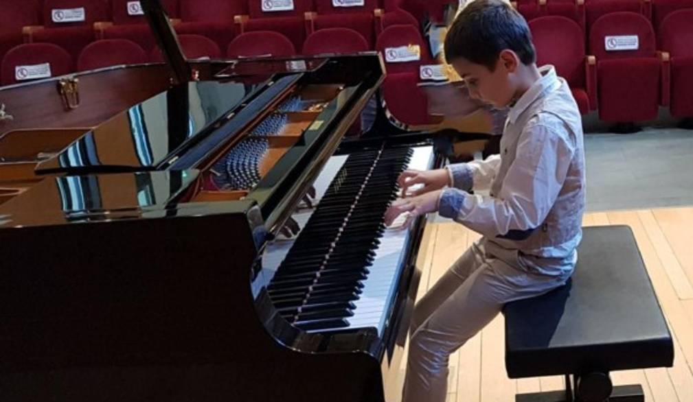 Baby pianista suona in Geriatria a Ca' Foncello