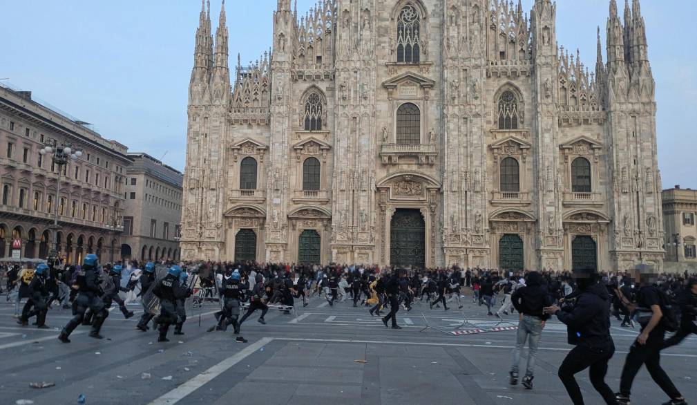 Scontri durante la manifestazione 'Italia In Piazza' del 17 ottobre 2026, Milano. ANSA/PAOLO SALMOIRAGO // Clashes during the 'Italia In Piazza' demonstration in Milan on 17 October 2026. ANSA/PAOLO SALMOIRAGO