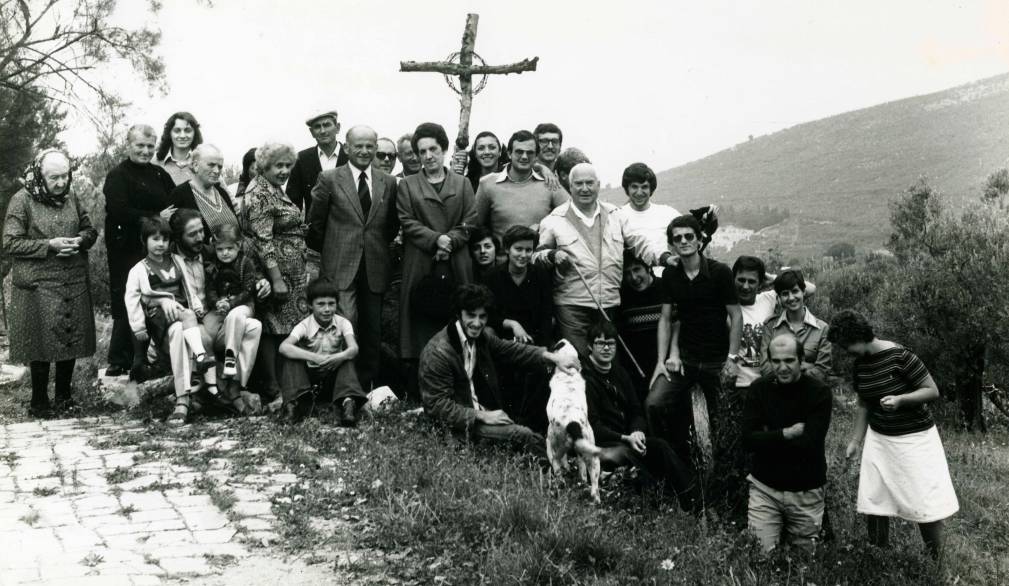 A sinistra alcuni giovani salzanesi a Spello insieme a Carlo Carretto