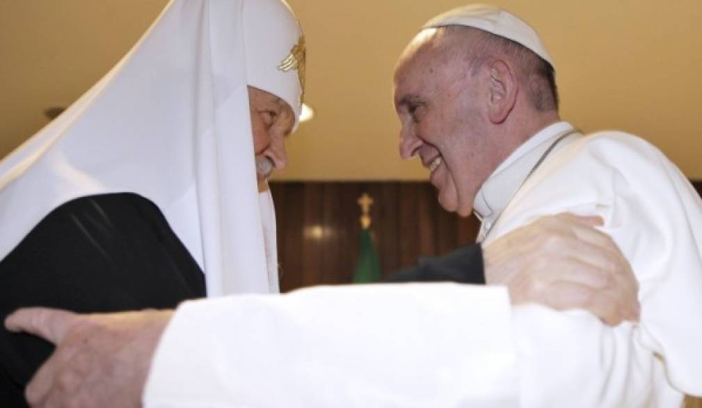 Storico abbraccio tra fratelli nelle fede
