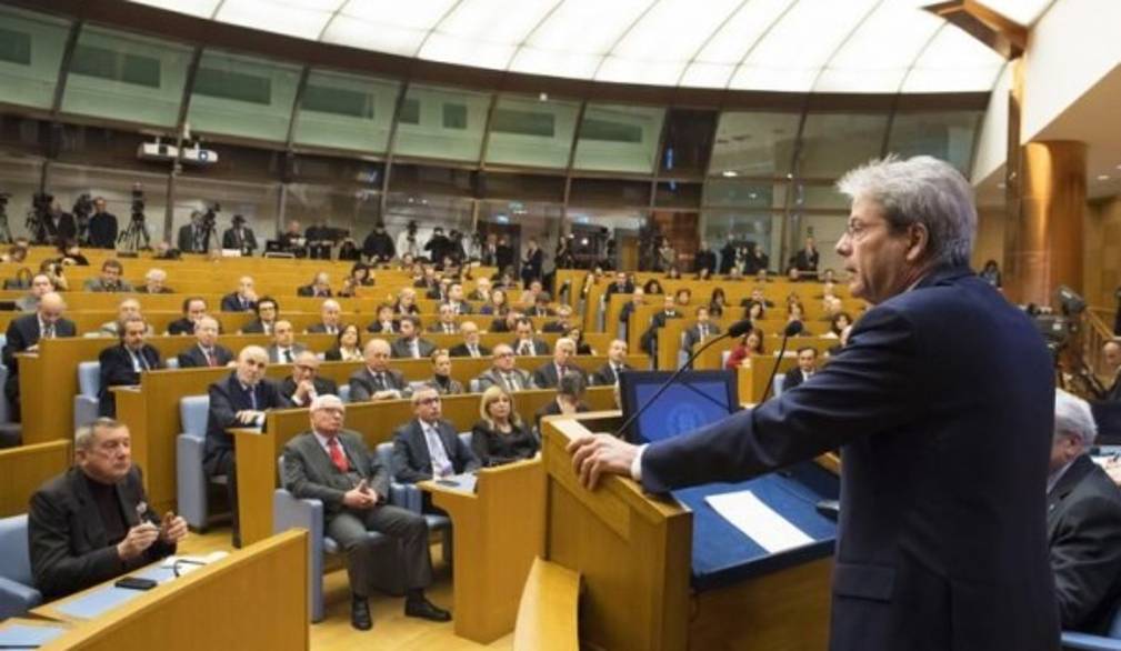 Gentiloni: "Il Governo continua a governare"