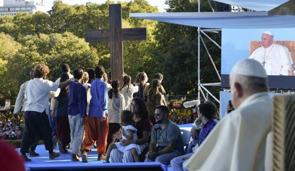 Il Papa alla Via Crucis: “Gesù cammina, ma aspetta la nostra compagnia”