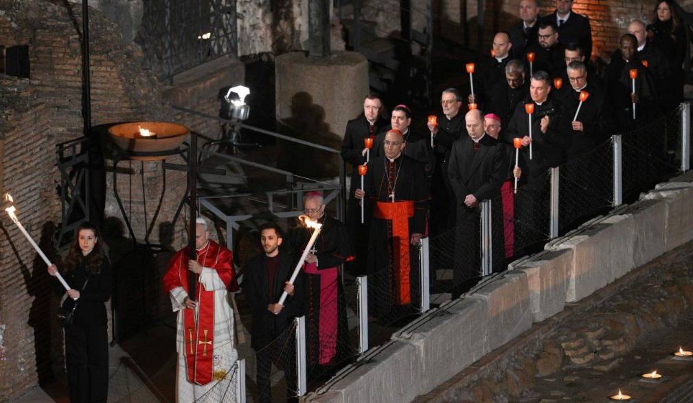 Leone XIV, Via crucis al Colosseo: “piangere sui disastri delle guerre, sui massacri e i genocidi”