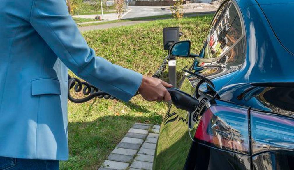 Bonus da 60 mila euro ai benzinai che passano alle colonnine elettriche