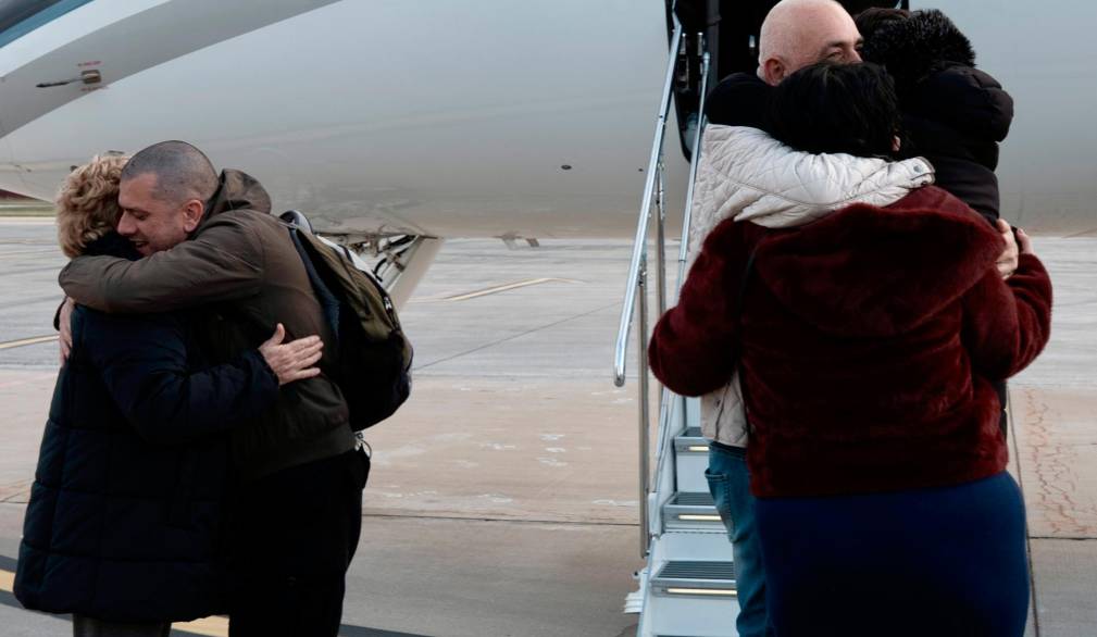 ALberto trentini ( a sinistra) abbraccia la mamma armanda colusso, a ciampino, appena sceso dall’aereo