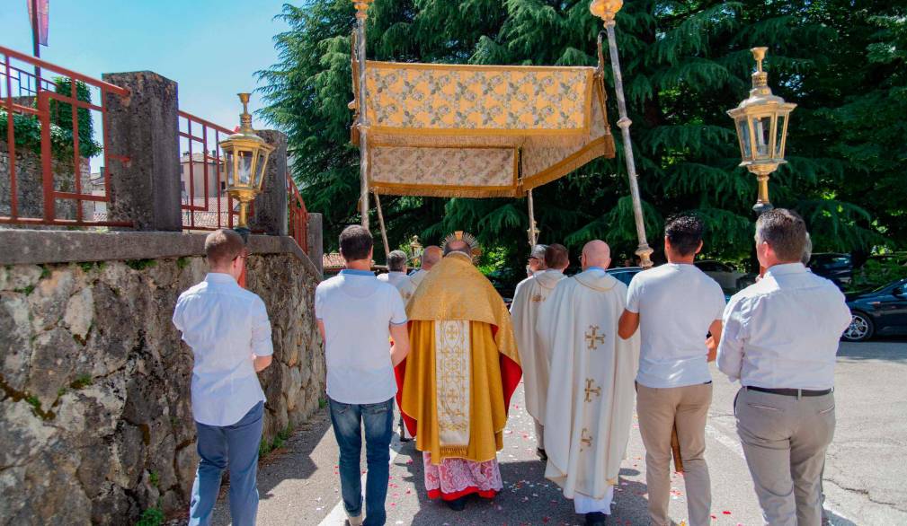 Collaborazione Valcavasia in cammino insieme: il Corpus Domini vissuto a Castelcucco