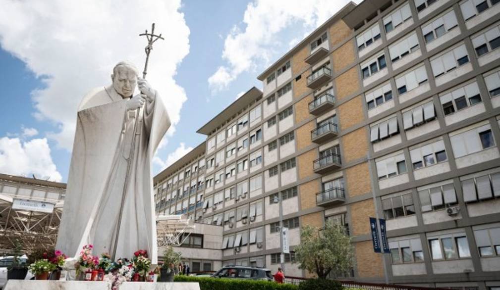 Papa al Gemelli tra riabilitazione, lavoro, lettura e preghiera