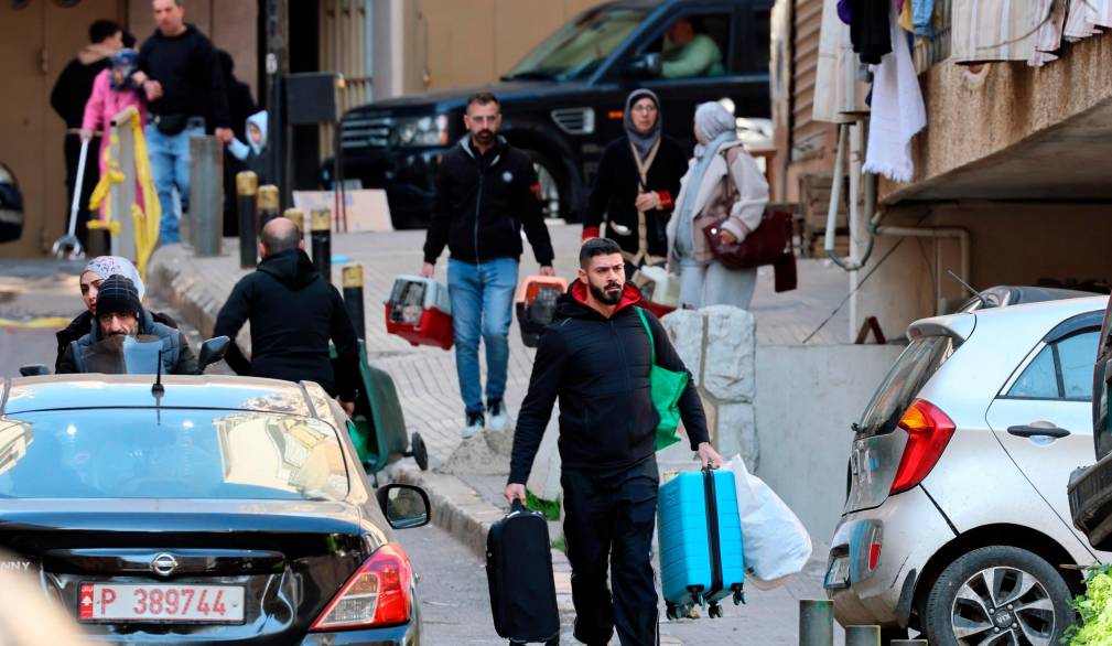 Beirut, 9 marzo 2026: civili sfollati trasportano effetti personali dopo raid aerei israeliani - Foto ANSA/SIR