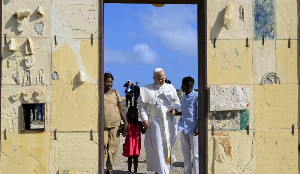 Papa a Lampedusa: “i morti in questo mare sono vittime di decisioni prese e mancate”