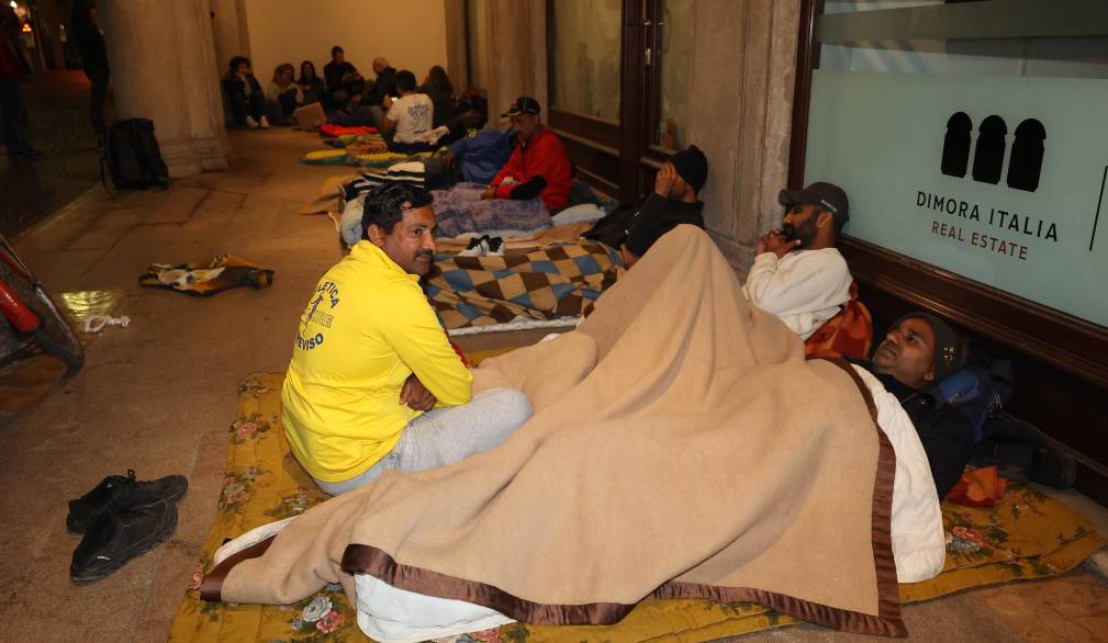 CECCHIN AG.FOTOFILM. TREVISO. MIGRANTI DORMONO PORTICO IN VIA DEL MUNICIPIO