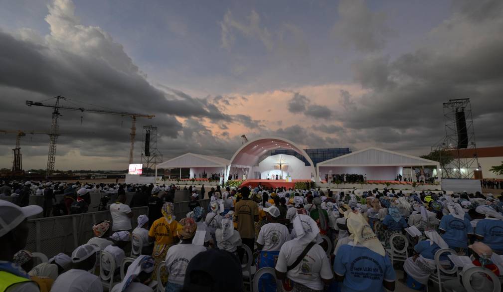 Papa in Angola: “costruire un mondo senza più guerre”