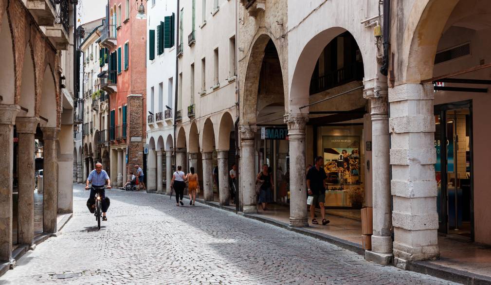 Società sempre più vecchia: lo dice l’Istat