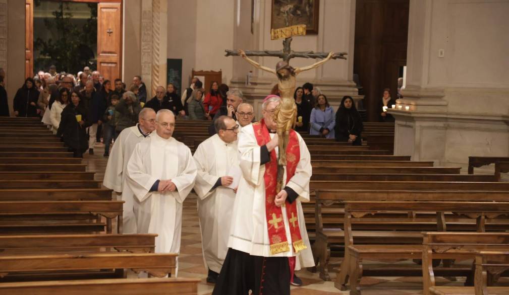Sulle strade della città, dietro alla croce, accompagnati da san Francesco
