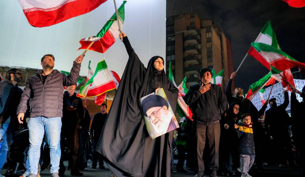 Teheran, 1 marzo 2026: partecipanti ad una veglia commemorativa dopo l’assassinio del leader supremo iraniano Ali Khamenei in seguito agli attacchi congiunti statunitensi e israeliani - AFP/SIR