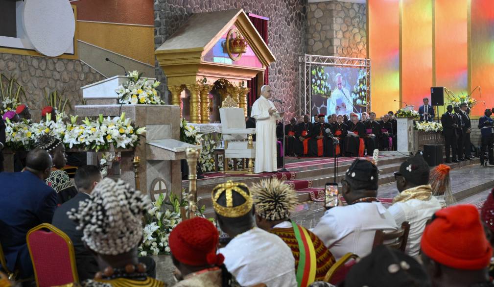 Camerun, la denuncia del Papa a Bemenda: “Chi rapina la vostra terra investe profitti in armi”
