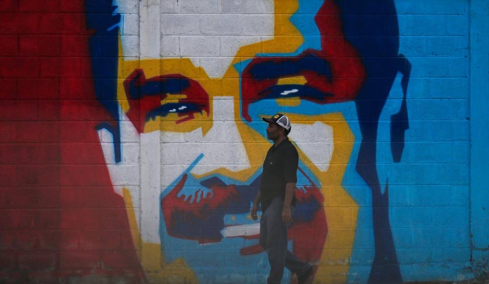 Il volto di Maduro dipinto sul muro lungo una strada di Caracas