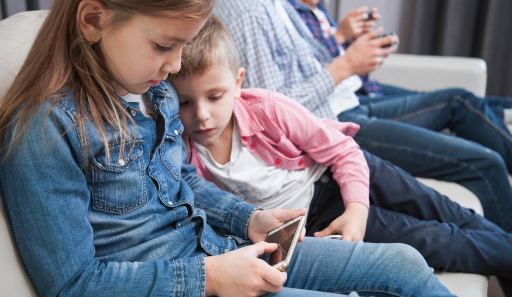 I pericoli per i minori online: appelli politici dal territorio