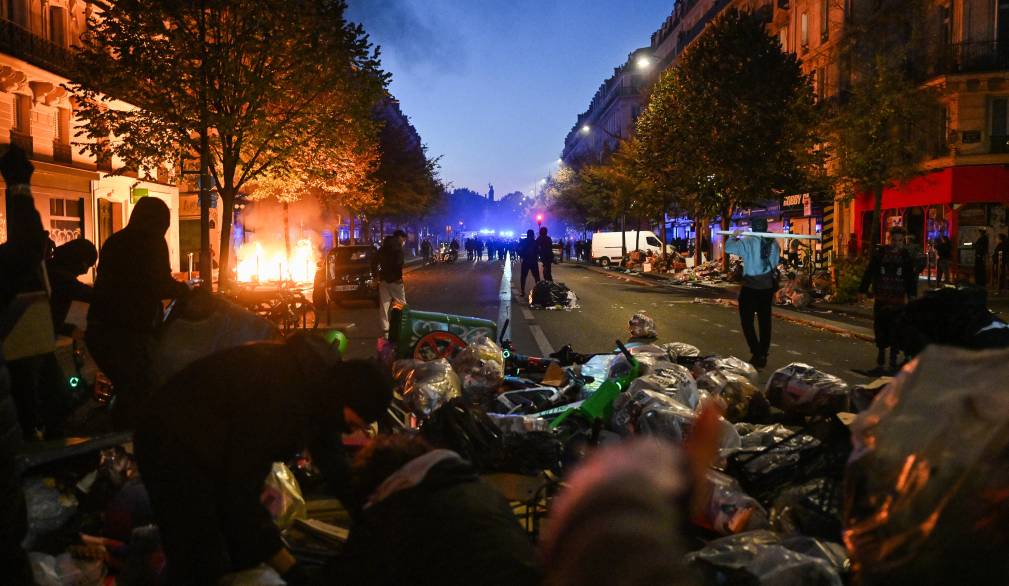 Protestors put objects such as trashes or bike on the Boulevard Voltaire as clashes erupted at Place de la Republique following an unauthorised demonstration, central Paris, on October 18, 2026 a day after nationwide protests against the high cost of living. France's Prime Minister Sebastien Lecornu said 1,200 people were arrested in protests across the country on October 17, and 150 police were hurt as clashes between police and protesters, massive looting and multiple blazes gripped France as nationwide marches against soaring inflation degenerated into street violence of extreme intensity. (Photo by Matthieu RONDEL / AFP)