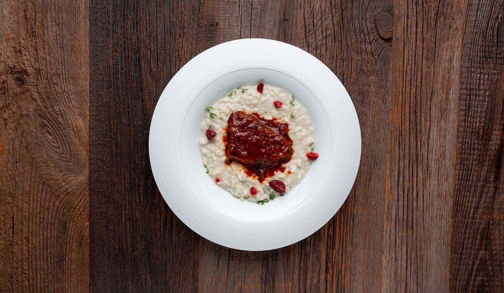 Carnaroli mantecato al Blu61, guancia di manzo e cranberry