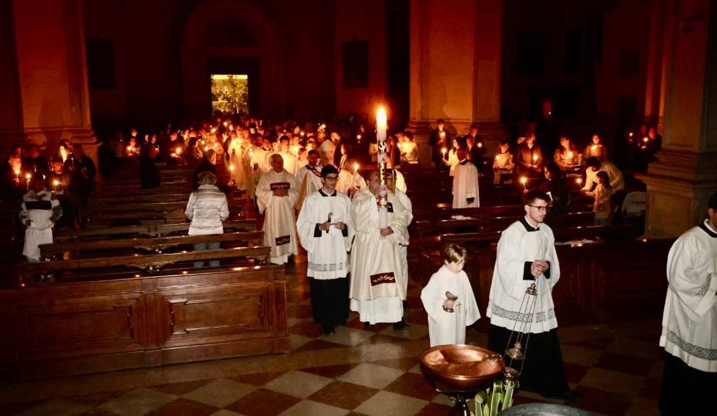 Veglia Pasquale in Cattedrale, l’annuncio del Risorto “nel cuore di un mondo sempre più toccato dal male”