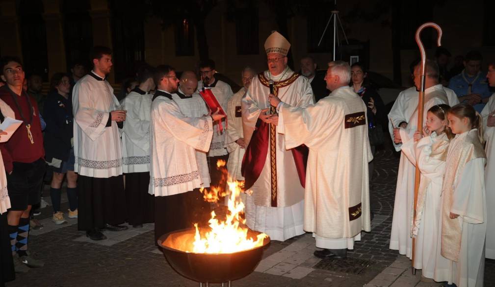 Veglia Pasquale in Cattedrale, l’annuncio del Risorto “nel cuore di un mondo sempre più toccato dal male”