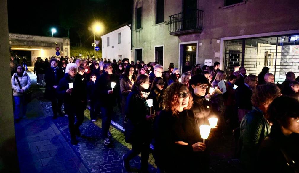 Sulle strade della città, dietro alla croce, accompagnati da san Francesco
