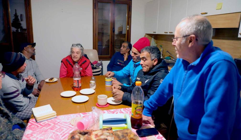 Senza dimora con i volontari e alcuni ambienti del complesso degli Oblati (servizio Fotofilm)