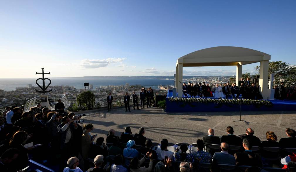 Un momento della visita del Papa a Marsiglia. A sinistra: due immagini dei “Dialoghi mediterranei”con i giovani. Sotto: le tre Discepole del Vangelo