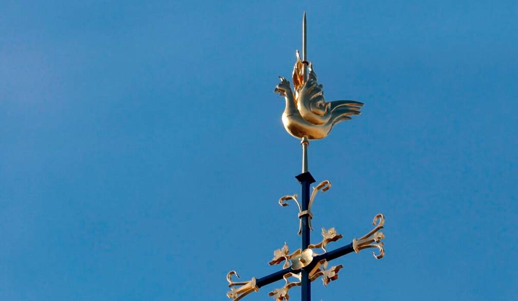Il gallo sul tetto della cattedrale di Notre-Dame a Parigi