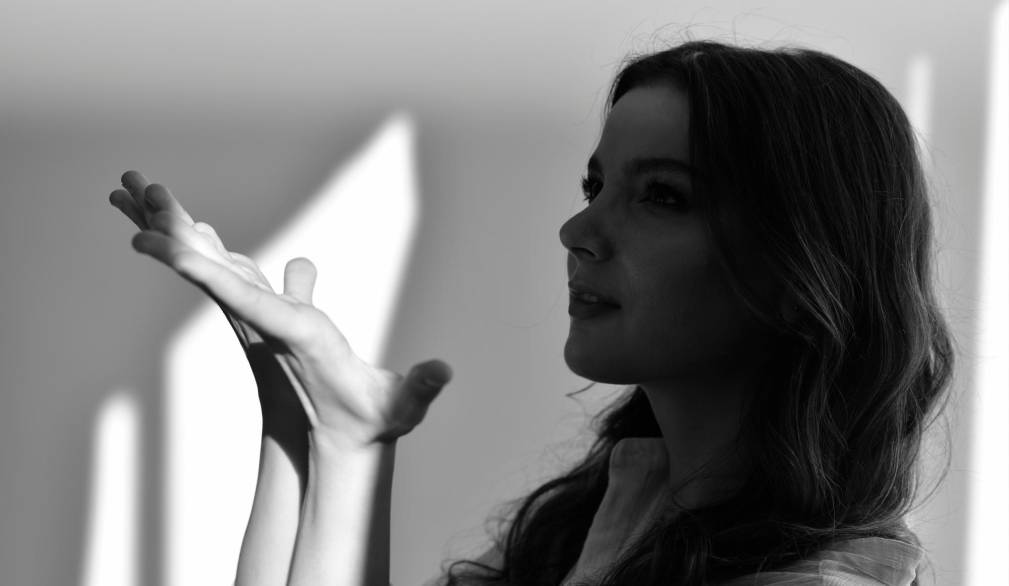 Intervista alla giovane pianista Maya Oganyan: l’arte va al di là dei conflitti in corso