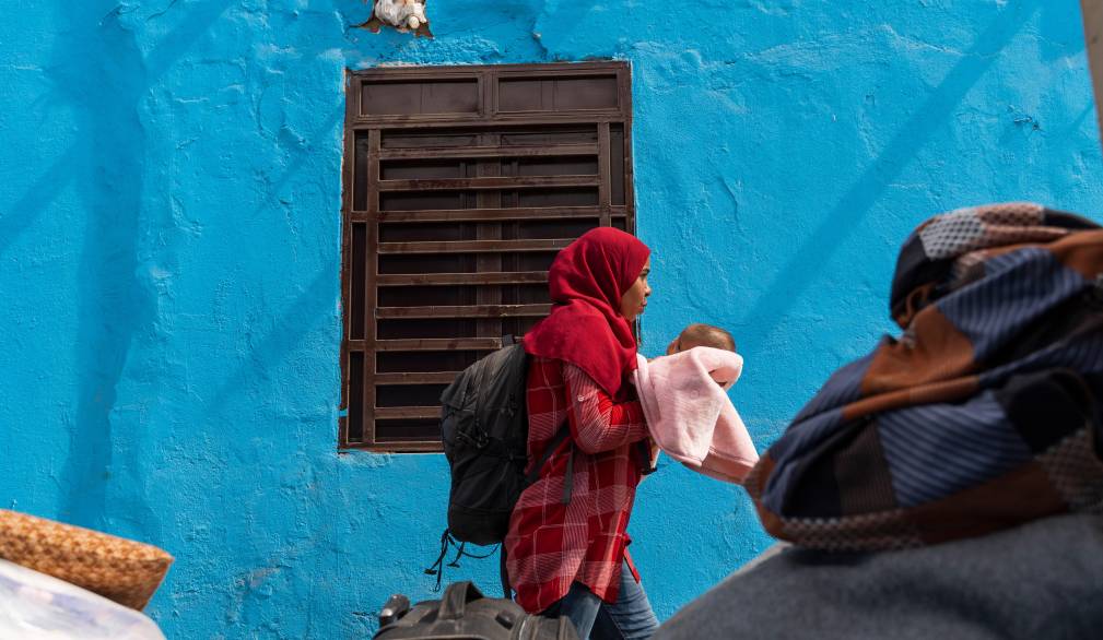 Profuga sudanese con il figlio in braccio - Foto Wfp/Sir