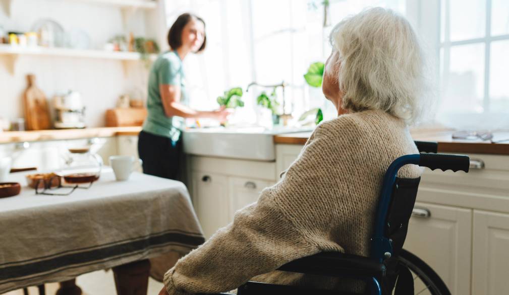 Legge sui caregiver, una testimonianza: “Assistere una persona cara non dovrebbe significare consumarsi lentamente”