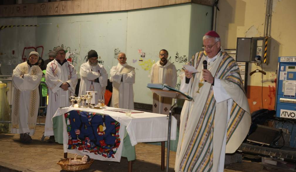 Natale, la messa del Vescovo alla stazione delle corriere: “È nelle nostre città che oggi si ripete il viaggio da Nazaret a Betlemme”
