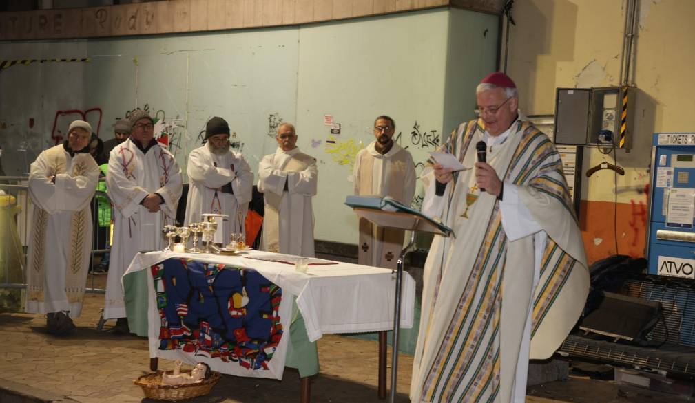 Natale, la messa del Vescovo alla stazione delle corriere: “È nelle nostre città che oggi si ripete il viaggio da Nazaret a Betlemme”