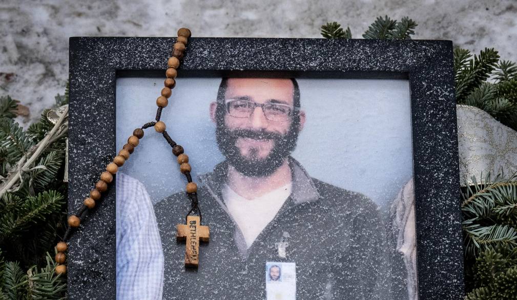 Un rosario adorna una foto incorniciata di <b>Alex Pretti</b>, lasciata presso un memoriale improvvisato nell’area in cui Pretti è stato ucciso il giorno precedente da agenti federali dell’immigrazione a <b>Minneapolis</b>, Minnesota, il 25 gennaio 2026