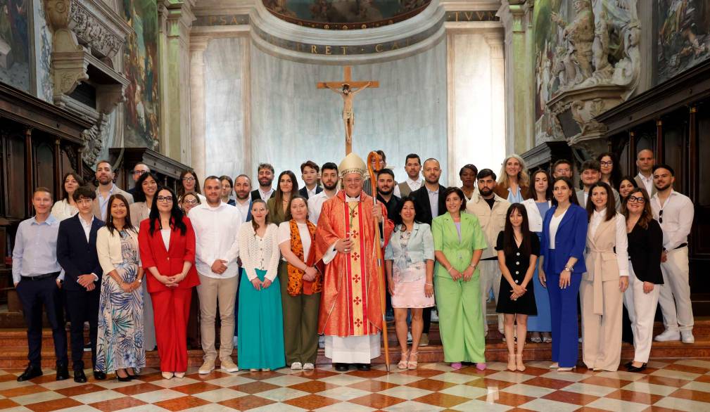 Cresima per 39 giovani e adulti, che il Vescovo ha invitato a vivere la Chiesa