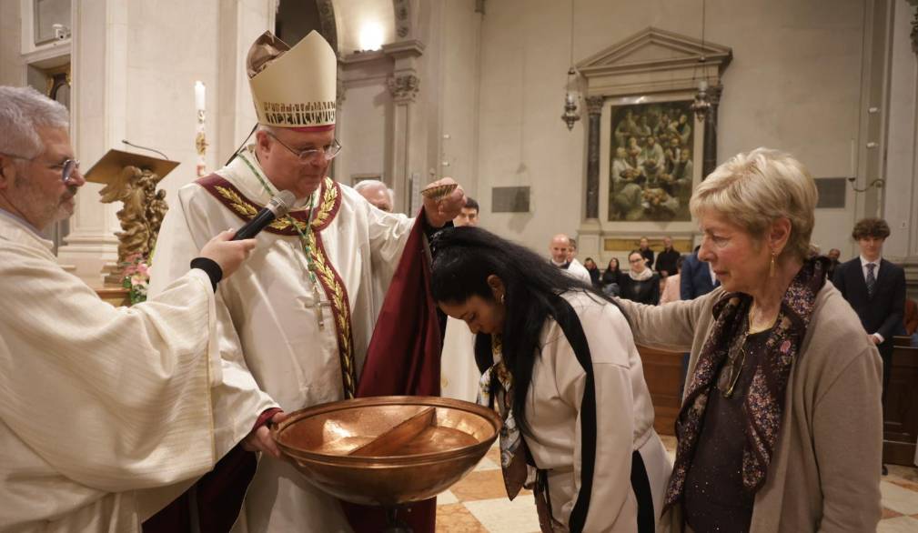 Veglia Pasquale in Cattedrale, l’annuncio del Risorto “nel cuore di un mondo sempre più toccato dal male”