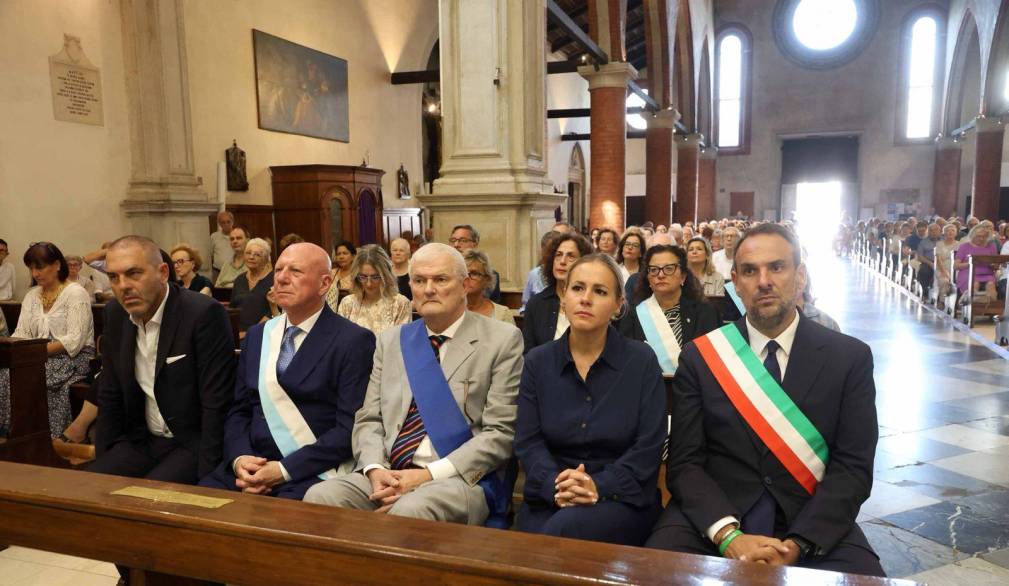 Assunta, dono del cero votivo. Dal Vescovo preghiera per la pace, la giustizia e la vita