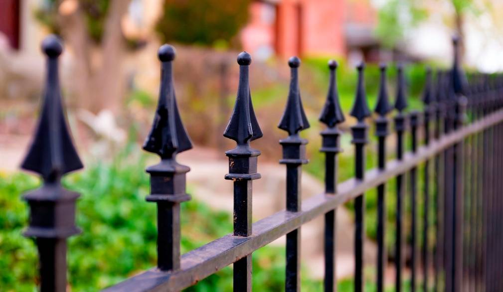 Rifiuti in giardino: la proprietà privata non è una zona franca