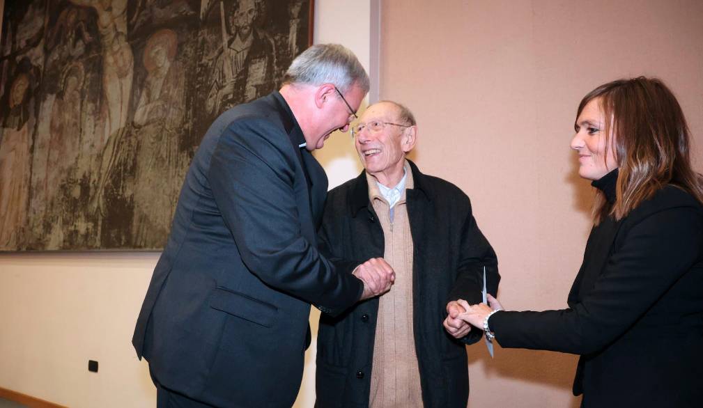 Foto di uno degli ultimi incontri per gli auguri natalizi tra Vescovo e amministratori, nella quale il senatore è ritratto con mons. Michele Tomasi e con Paola Roma, all’epoca presidente dell’Associazione Comuni della Marca trevigiana.
