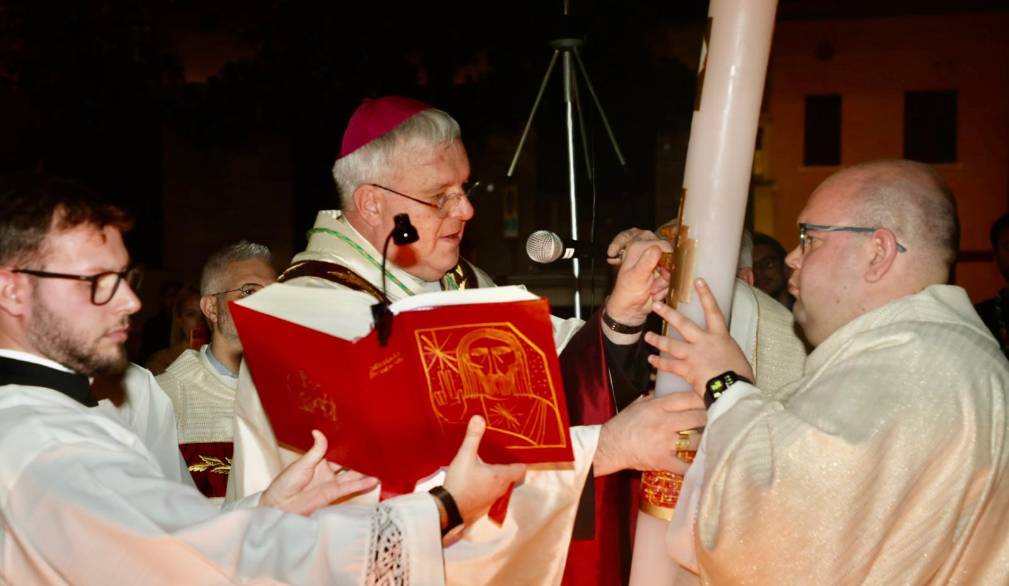 Veglia Pasquale in Cattedrale, l’annuncio del Risorto “nel cuore di un mondo sempre più toccato dal male”