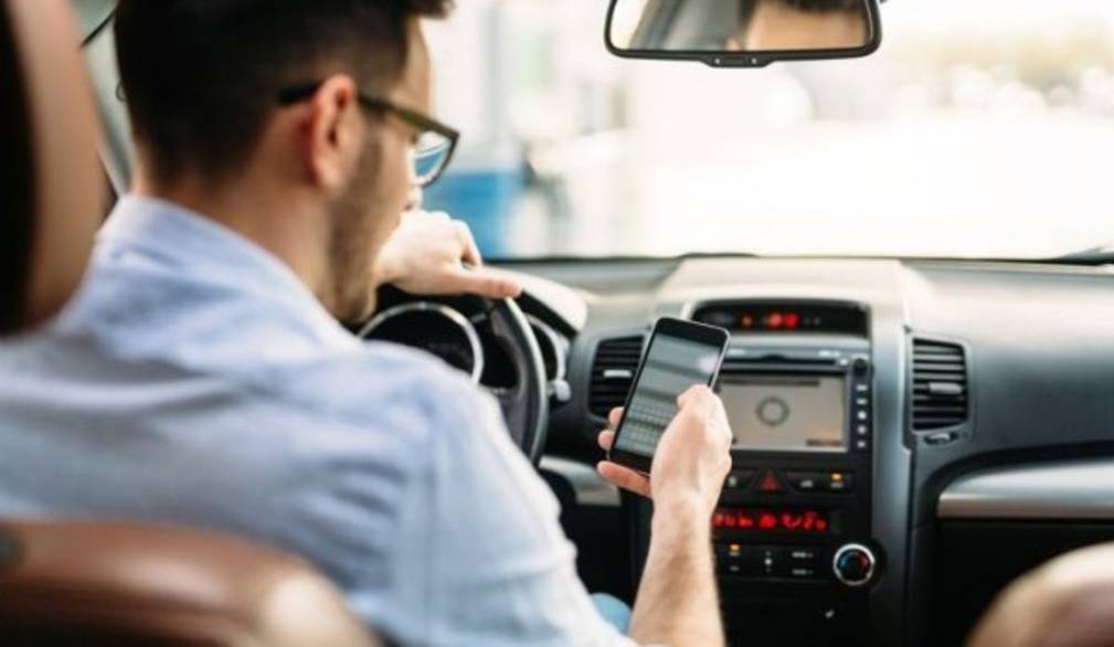 Usare il cellulare mentre si guida: a quali sanzioni si va incontro
