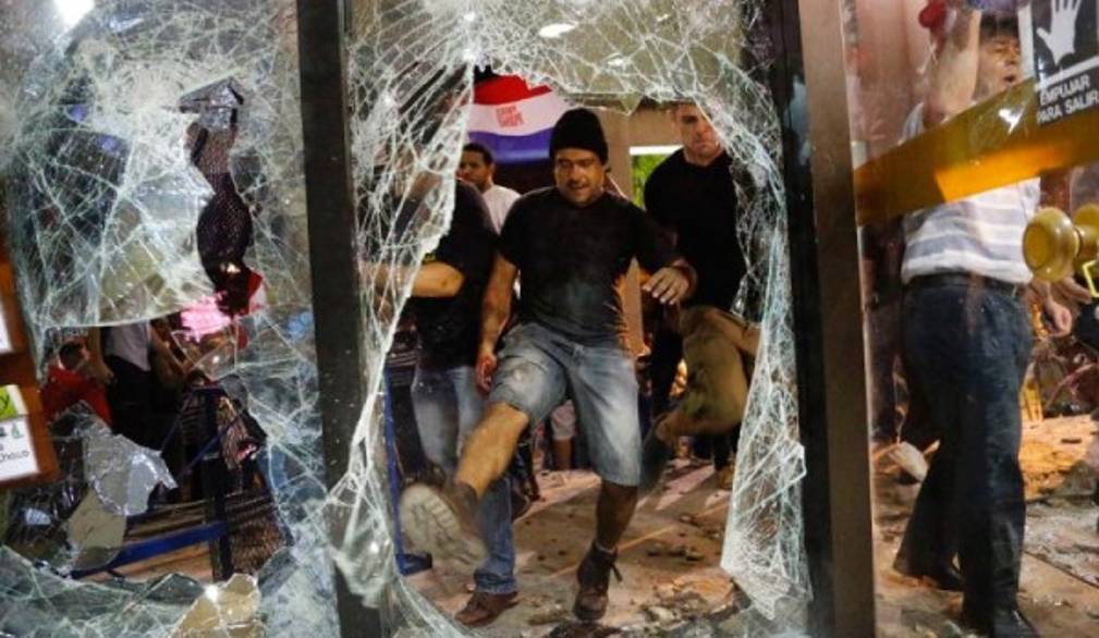 Paraguay: parlamento occupato e scontri. La Chiesa: no alla violenza