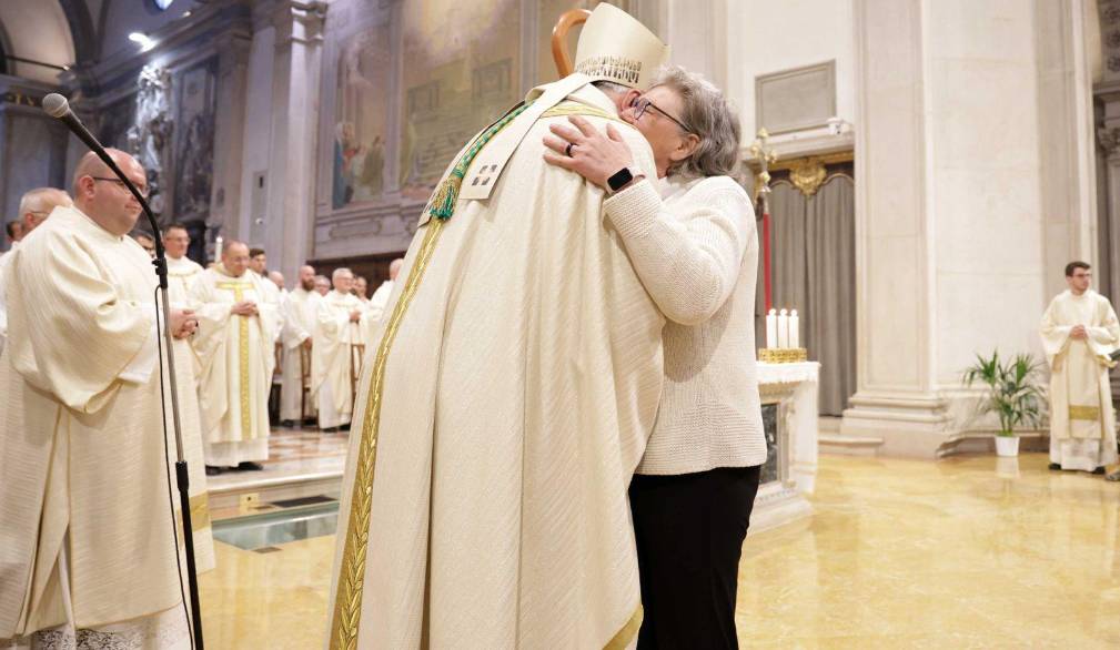 L’augurio del vescovo Michele alla cooperatrice pastorale Lucia Michielin