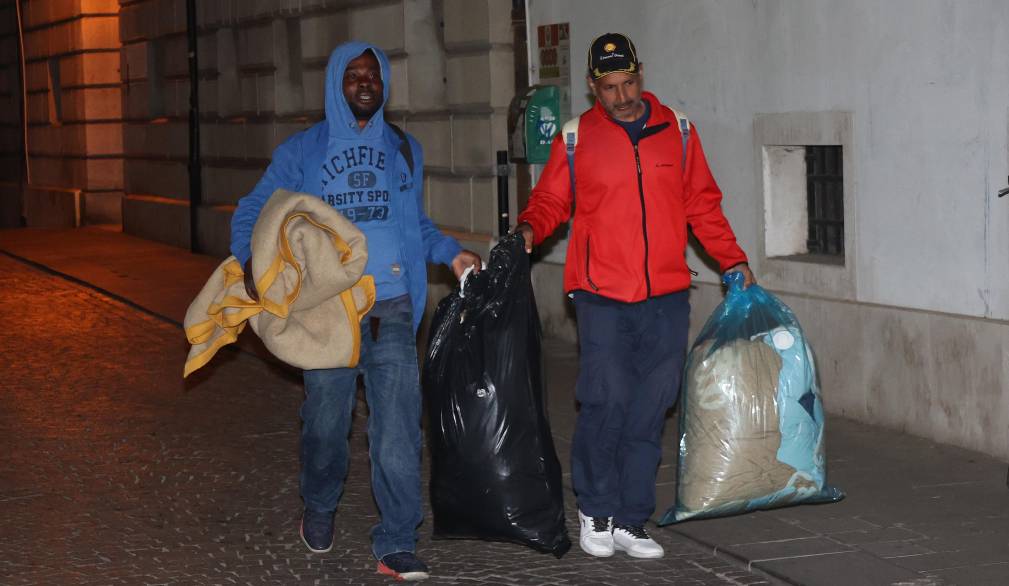 CECCHIN AG.FOTOFILM. TREVISO. MIGRANTI DORMONO PORTICO IN VIA DEL MUNICIPIO