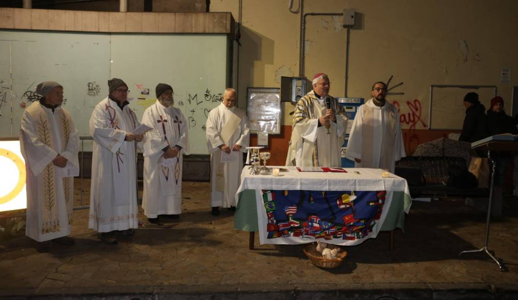 Natale, la messa del Vescovo alla stazione delle corriere: “È nelle nostre città che oggi si ripete il viaggio da Nazaret a Betlemme”