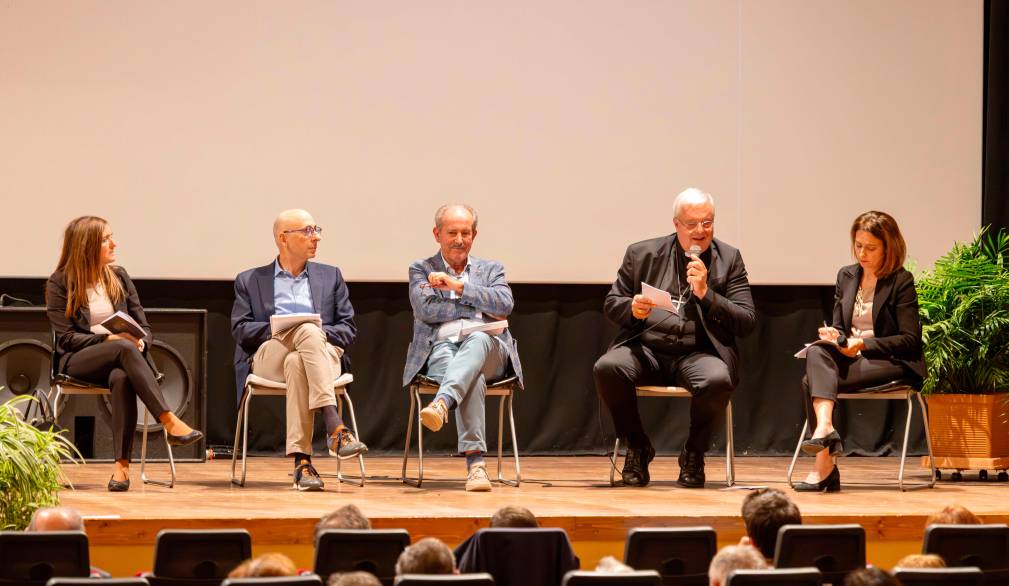 Il tavolo dei relatori, da sinistra Paola Roma, Federico Callegari, Ivo Nardi, il vescovo Michele Tomasi, Francesca Gagno, conduttrice della serata
