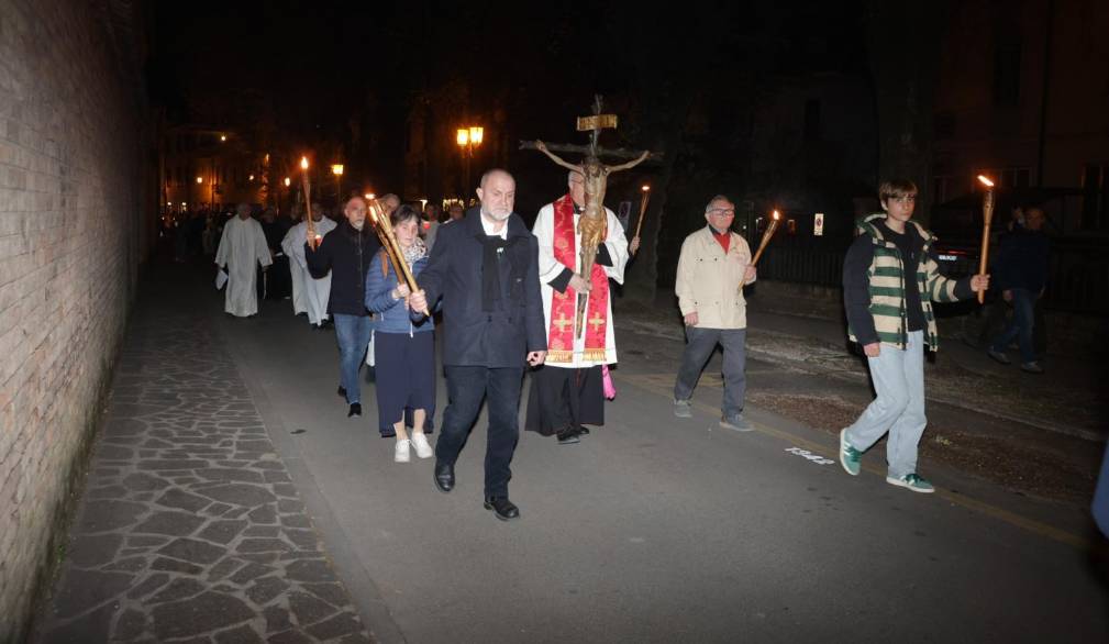 Sulle strade della città, dietro alla croce, accompagnati da san Francesco