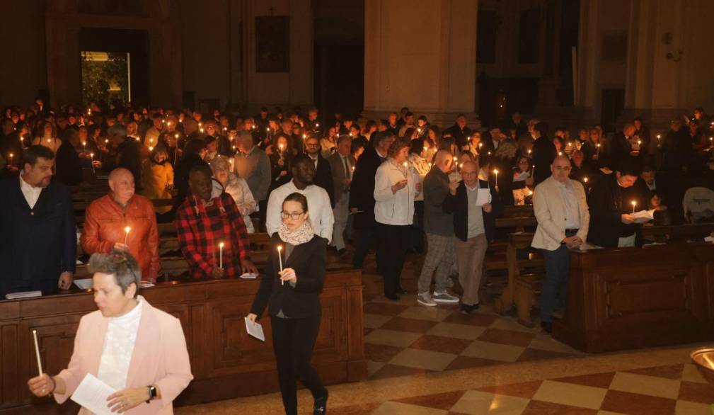 Veglia Pasquale in Cattedrale, l’annuncio del Risorto “nel cuore di un mondo sempre più toccato dal male”