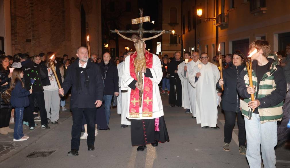Sulle strade della città, dietro alla croce, accompagnati da san Francesco